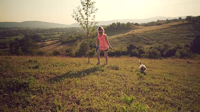 小女孩和小狗在散步视频下载
