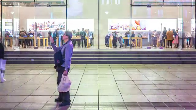 晚上，现代城市的商业街上挤满了人。时间流逝视频素材