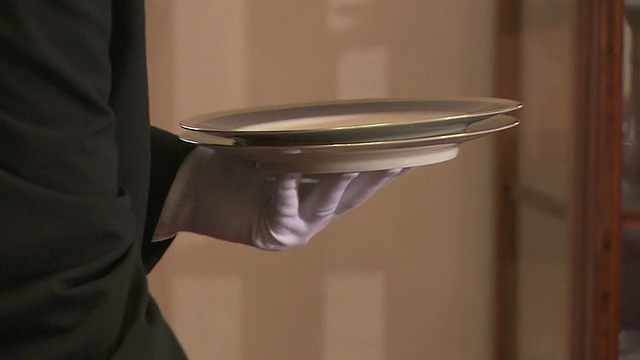 斯洛文尼亚女佣将盘子放在桌子上，准备优雅的餐具视频下载