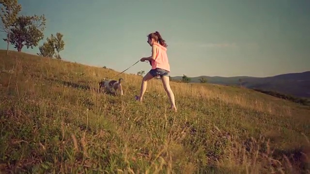 小女孩和小狗在散步视频下载