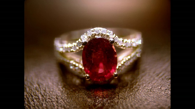 CU红色宝石戒指，较小的透明宝石反射移动的光/美国纽约视频下载