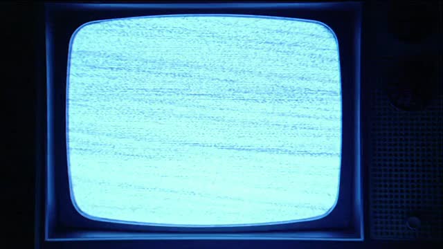 20世纪60年代黑白电视机上的静态图片，然后关闭/美国加州洛杉矶视频下载