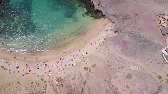 无人机拍摄的人们在海滩上享受一天的画面视频下载