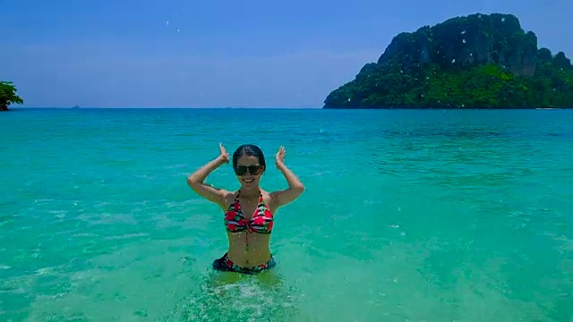HD超级慢动作:亚洲年轻女子在美丽的海滩在甲米，泰国视频素材