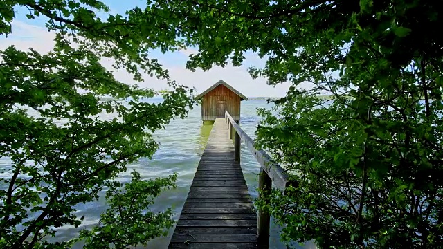 德国上巴伐利亚的富恩芬辛兰，春天的Ammersee湖上的船屋视频素材