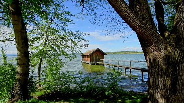 德国上巴伐利亚的富恩芬辛兰，春天的Ammersee湖上的船屋视频素材