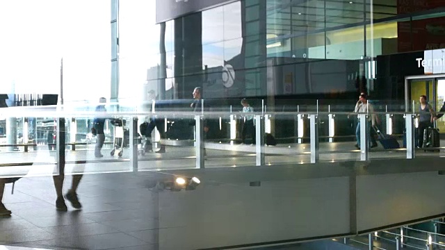 伦敦出发和到达，机场乘客的移动视频下载