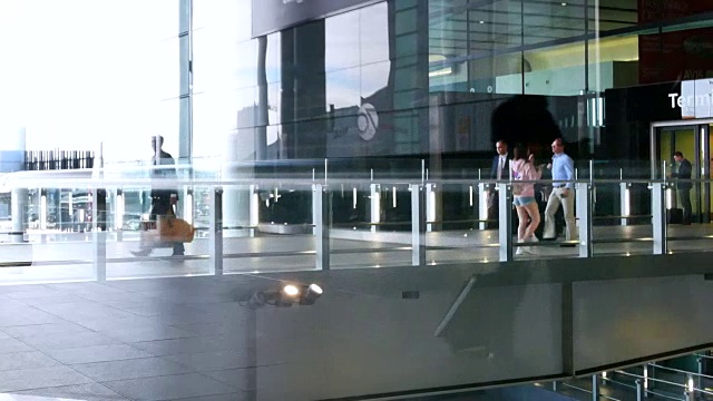 伦敦出发和到达，机场乘客的移动视频素材