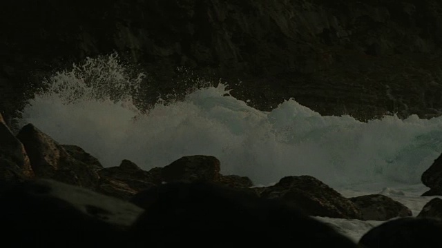 Slo Mo在海浪冲击海岸后视频下载