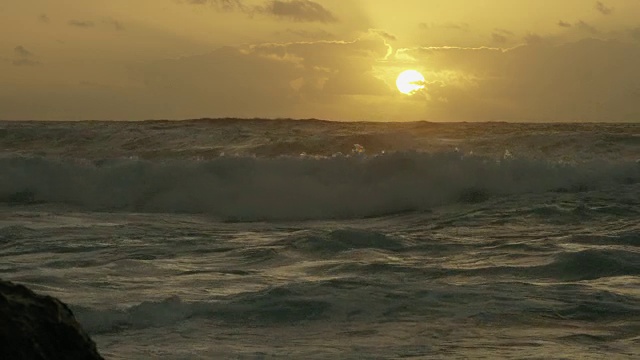 在美丽的日落时分，海浪涌向海岸视频下载