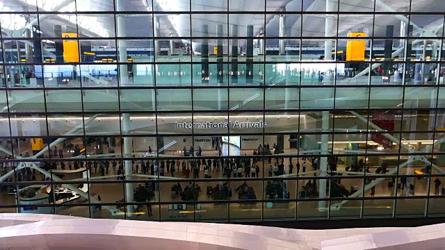 伦敦出发和到达，机场乘客的移动视频素材