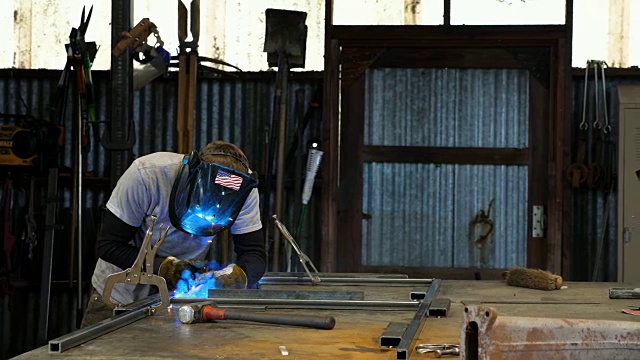 MS焊机在金属车间焊接框架视频素材