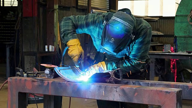 MS焊工在金属车间对金属薄板进行补焊视频素材