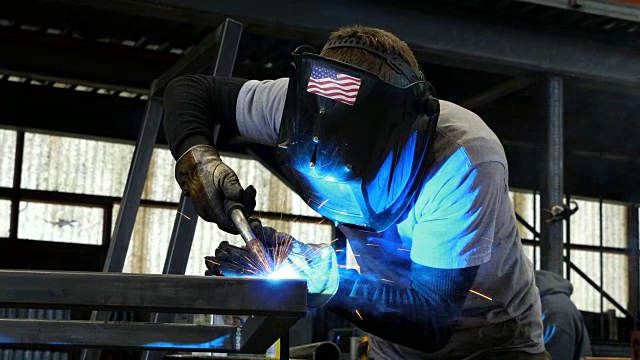 MS LA Man在金属车间焊接框架视频素材