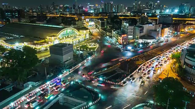 4K俯视图延时，可以看到曼谷火车站或华兰蓬车站在夜间高峰时间，泰国曼谷视频下载