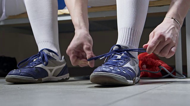 CU女运动员系鞋带视频素材