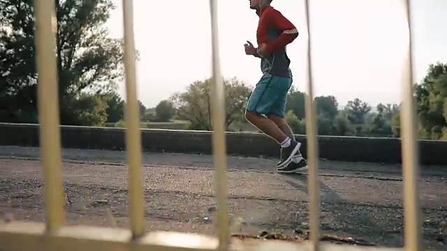跑步的年轻运动员视频素材