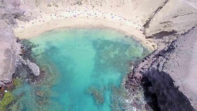 无人机拍摄的人们在海滩上享受一天的画面视频下载