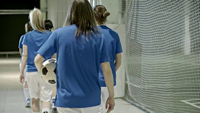 女子足球队进入室内训练视频素材