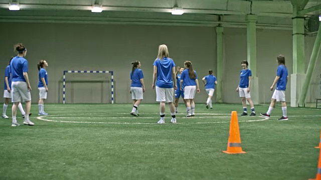 女足球运动员站成一圈传球视频素材