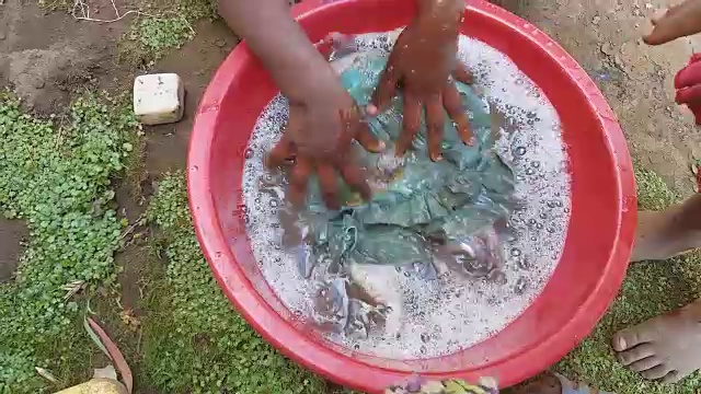 乌干达一名妇女在洗手视频下载