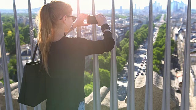 巴黎的一名女子从空中拍摄这座城市视频下载