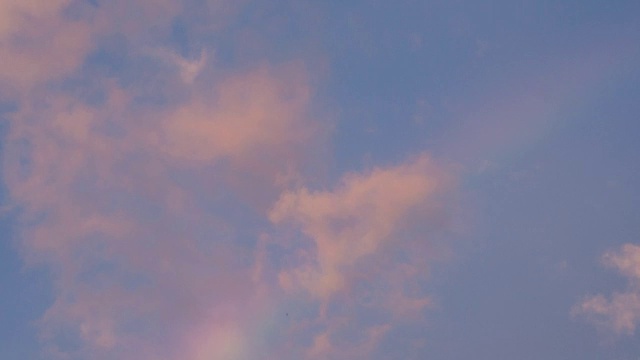彩虹的时间流逝在天空和日落多云视频下载
