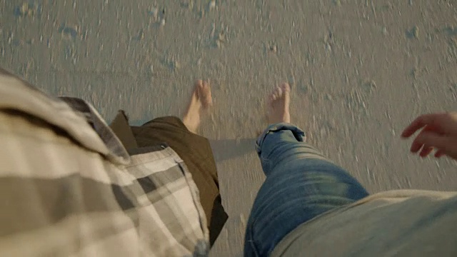 一对夫妇在佛罗里达海滩上散步，从下面看风景视频素材