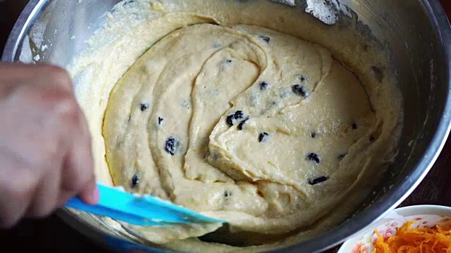 将奶油黄油和葡萄干混合，用橡胶刮刀自制饼干。视频下载