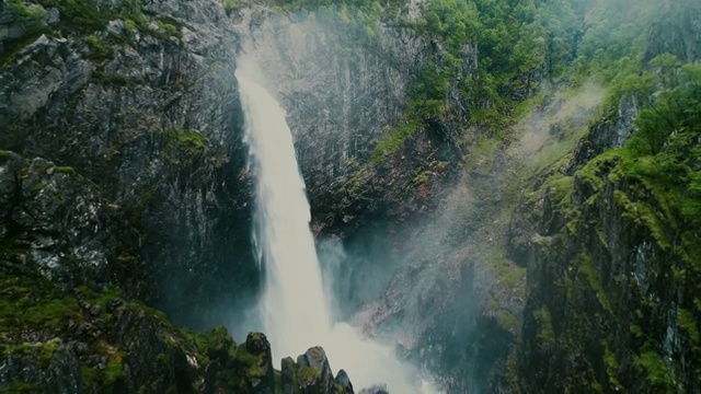 Voringfossen瀑布和河流的风景鸟瞰图视频下载