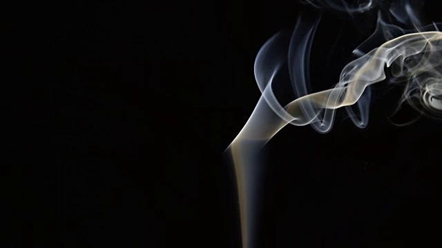 黑色背景上的白烟运动镜头视频素材
