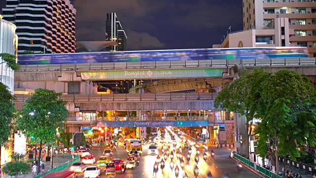 夜晚城市繁忙的交通视频下载