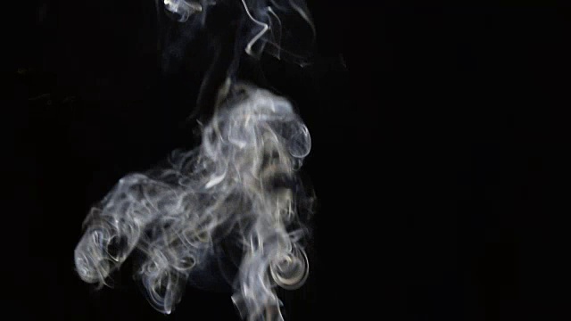 黑色背景上的白烟运动镜头视频素材