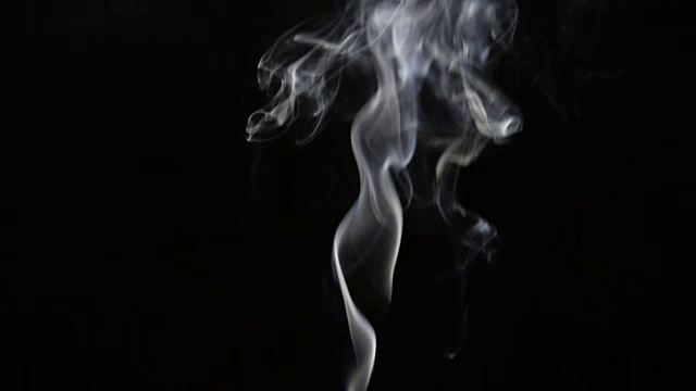 黑色背景上的白烟运动镜头视频下载