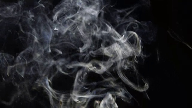 黑色背景上的白烟运动镜头视频下载