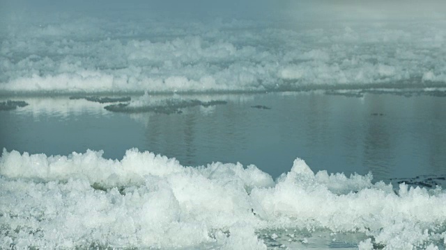 冻结的河流开始解冻视频下载