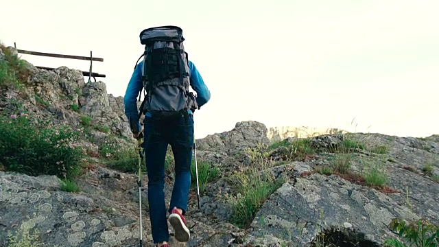 徒步旅行者探索自然视频下载