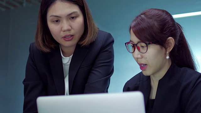 两个女商人一起工作在办公室会议室与笔记本电脑视频下载