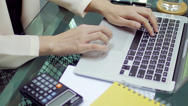 女商人用手在笔记本电脑键盘上打字视频下载