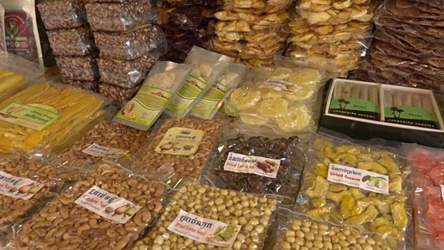 暹粒镇街头市场的塑料包装食品视频下载