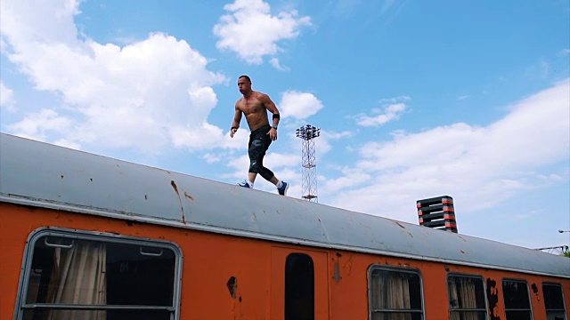 壮汉在火车顶上做俯卧撑视频下载