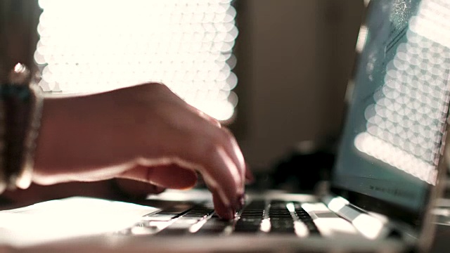 女性用手敲打笔记本电脑键盘视频素材