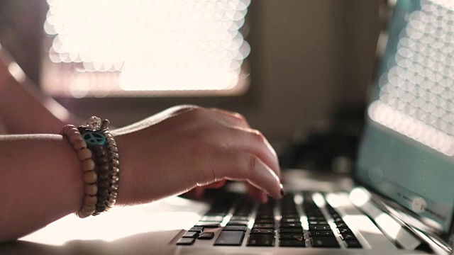 女性用手敲打笔记本电脑键盘视频素材