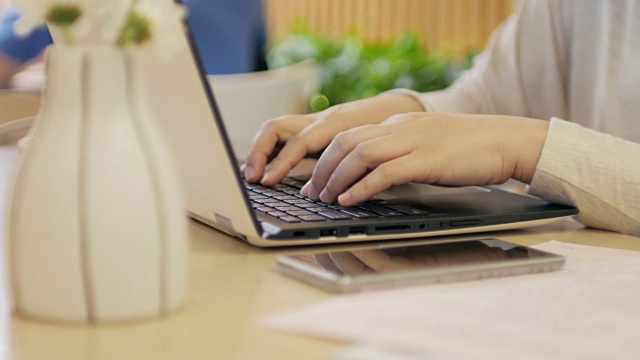 在家工作，生活方式，女人用手提电脑打字视频下载