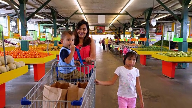 微笑的家庭一起在农产品市场购物视频下载