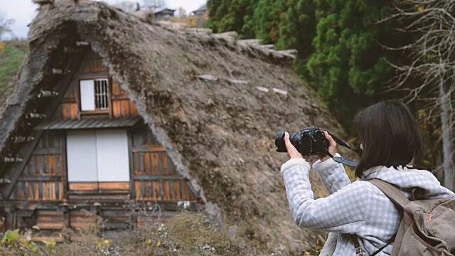 HD MS:在日本，一个女人用相机拍摄自然视频下载