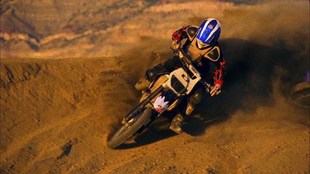 三名摩托车越野者在美国科罗拉多州沙漠的土丘上驾驶视频下载