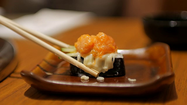 以日本餐厅的寿司为例视频下载