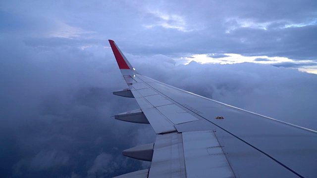 飞机在云上飞行视频素材