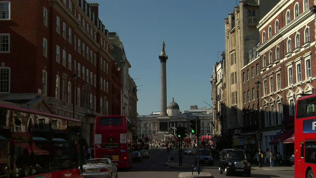 MS Top of Nelson’s Column/ ZO WS穿过特拉法加广场的交通和行人/英国伦敦视频下载